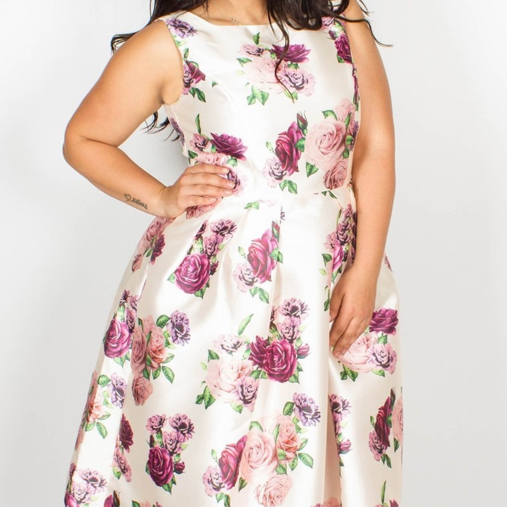 Chi Chi London Izi Curve Dress NWT (Plus Sized)